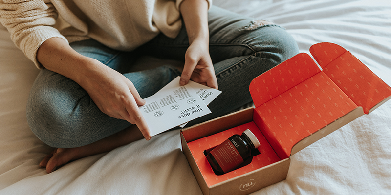 Mulher fazendo unboxing produto